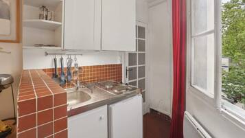 Refrigerador, microondas, parrilla de estufa y cafetera y tetera