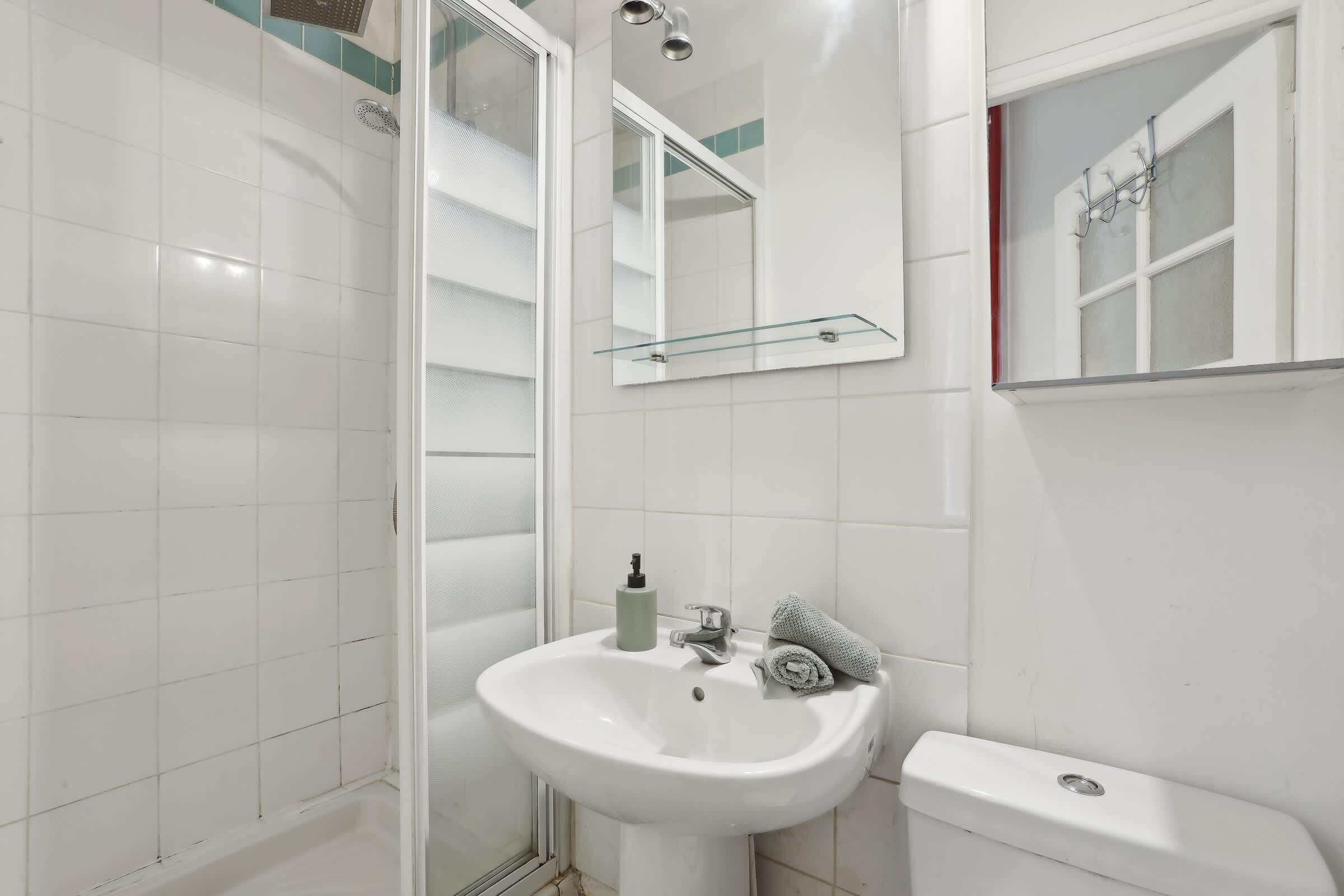 Regadera, secadora de cabello, toallas, shampoo 