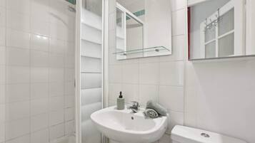 Regadera, secadora de cabello, toallas, shampoo