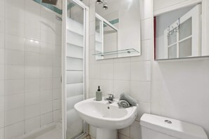 Douche, sèche-cheveux, serviettes fournies, shampoing