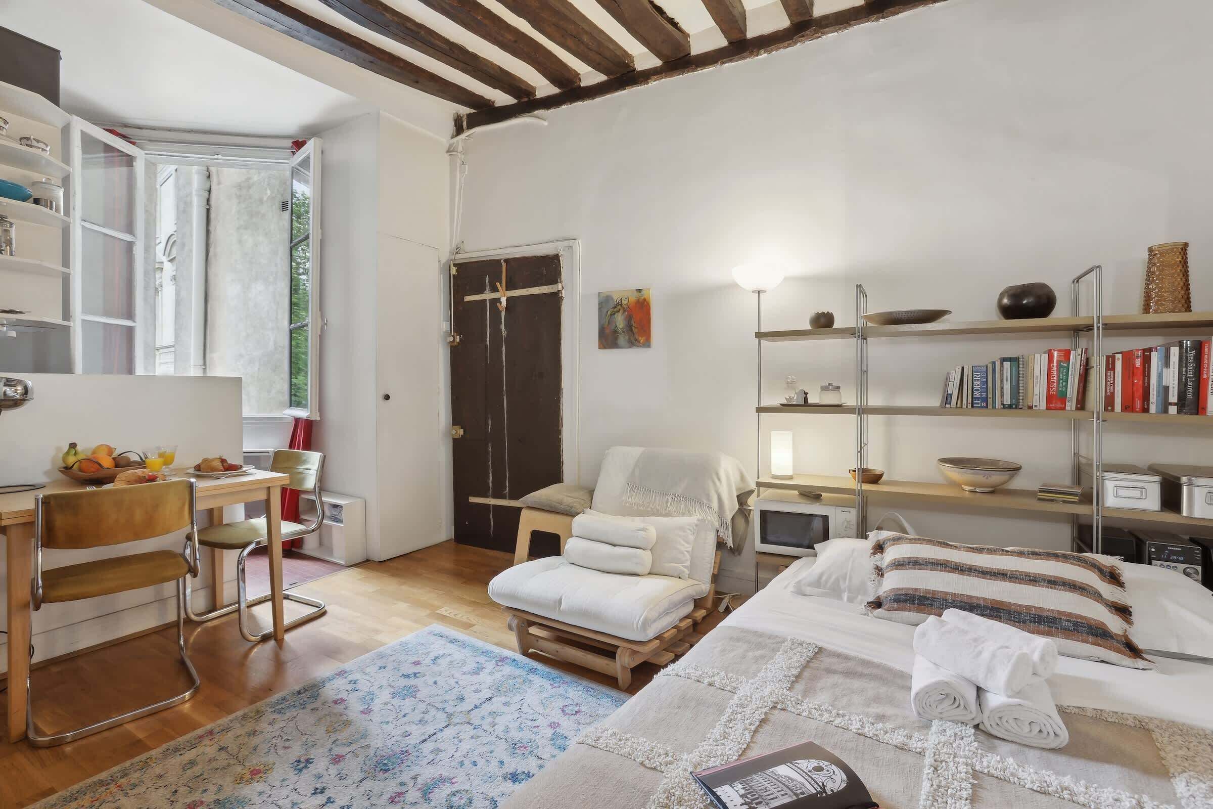 1 habitación, escritorio, tabla de planchar con plancha y cuna de viaje 