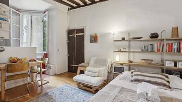 1 habitación, escritorio, tabla de planchar con plancha y cuna de viaje