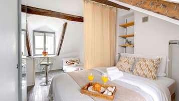 1 makuuhuone, työpöytä, silitysrauta/-lauta, vauvan matkasänky