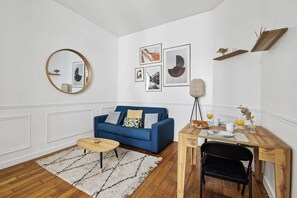 TV, offices - Bright 1BR Steps from Canal Saint-Martin (Paris)