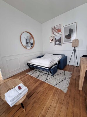 1 bedroom, desk, iron/ironing board, travel cot - Bright 1BR Steps from Canal Saint-Martin (Paris)