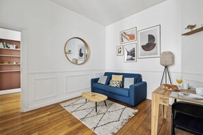 TV, offices - Bright 1BR Steps from Canal Saint-Martin (Paris)