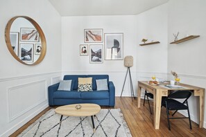 TV, offices - Bright 1BR Steps from Canal Saint-Martin (Paris)