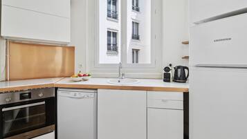 Fridge, oven, dishwasher, coffee/tea maker