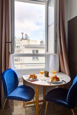 Dining - Cozy Studio for 2 in the Heart of Le Marais (Paris)