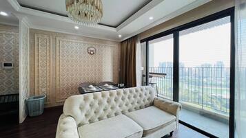 Apartment, 1 Queen Bed, Balcony, City View | Living area
