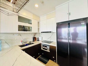 舒适公寓, 阳台, 城市景观 | 私人厨房 | 微波炉、炉灶、洗碗机、厨具/餐具