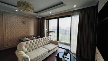 Apartment, 1 Queen Bed, Balcony, City View | Living area