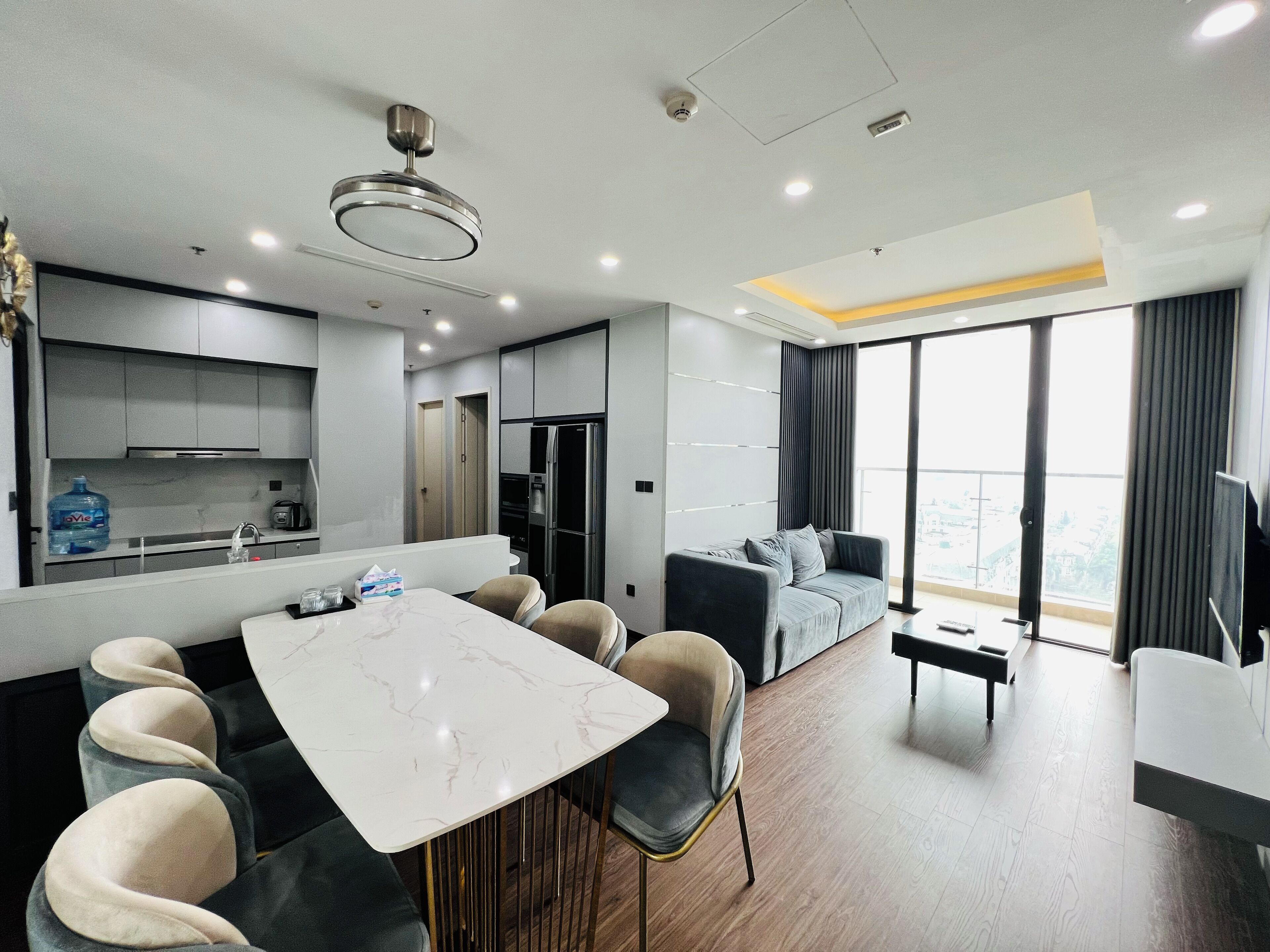 Appartement, plusieurs lits, balcon, vue ville | Coin séjour