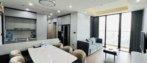 Appartement, plusieurs lits, balcon, vue ville | Coin séjour