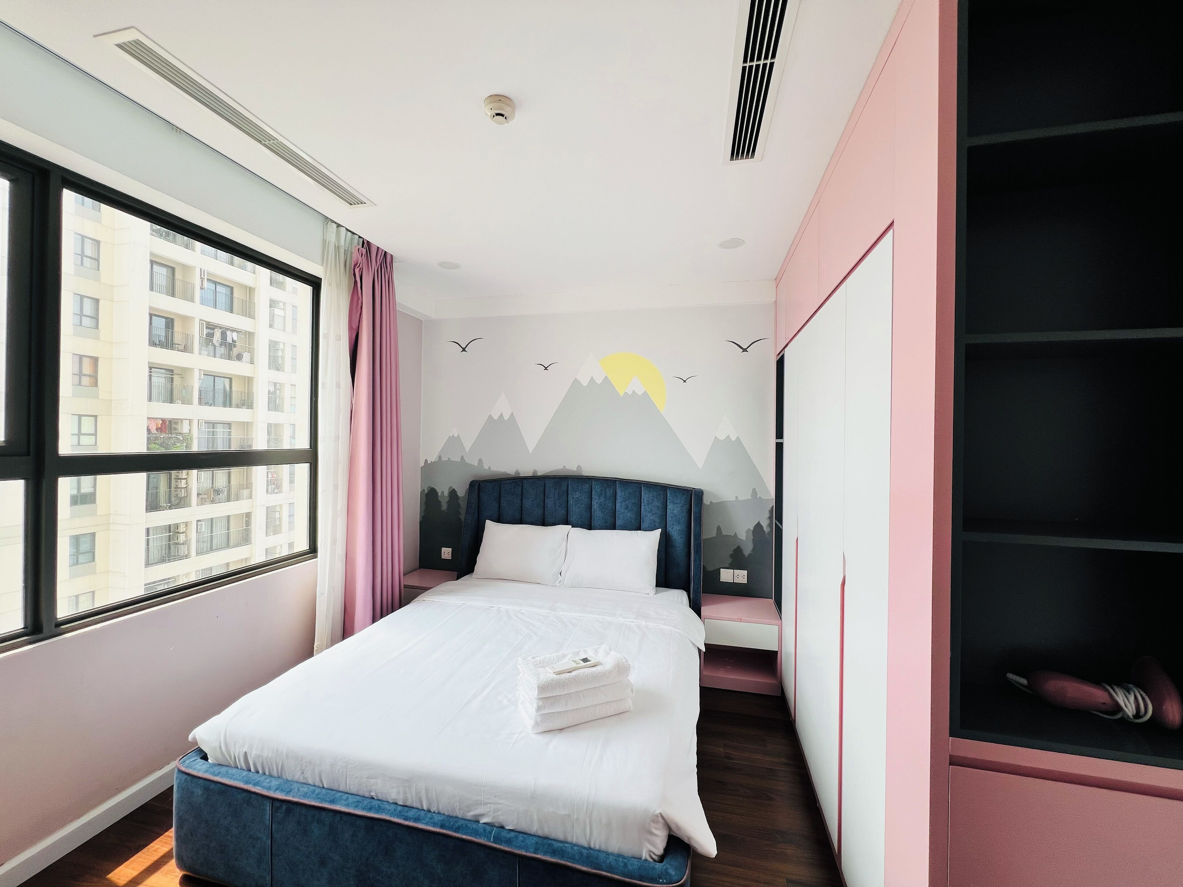 Apartamento conforto, sacada, vista para a cidade | Espaço de trabalho para notebook, cortinas blackout