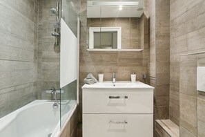 Shower, hair dryer, towels - Stylish 1BR by Les Invalides & Eiffel Tower (Paris)