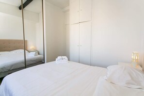 1 bedroom, desk, iron/ironing board, travel cot - Le Marais - 1BR by Pompidou (Paris)