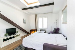 1 bedroom, desk, iron/ironing board, travel cot - Le Marais - 1BR by Pompidou (Paris)