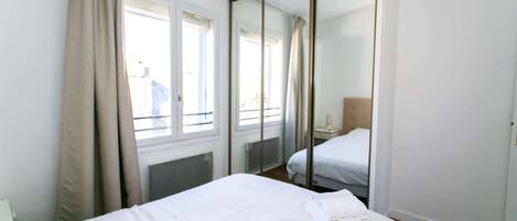 1 makuuhuone, työpöytä, silitysrauta/-lauta, vauvan matkasänky