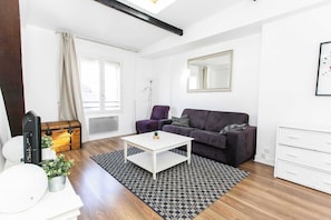 TV, offices - Le Marais - 1BR by Pompidou (Paris)