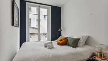 Escritorio, tabla de planchar con plancha, cuna de viaje y wifi