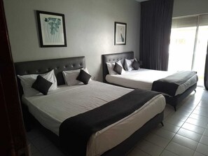 Habitación clásica con 2 camas individuales, balcón, vistas a la ciudad | Wifi gratis