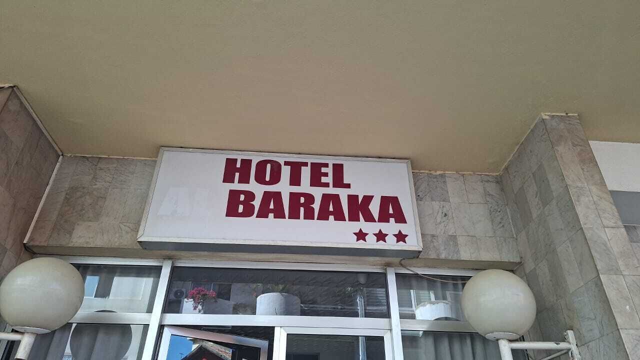 En skylt med texten ”HOTEL BARAKA” och tre stjärnor.