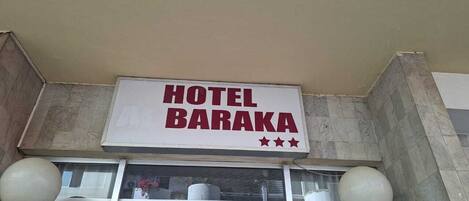 Un letrero que dice 'HOTEL BARAKA' con tres estrellas.