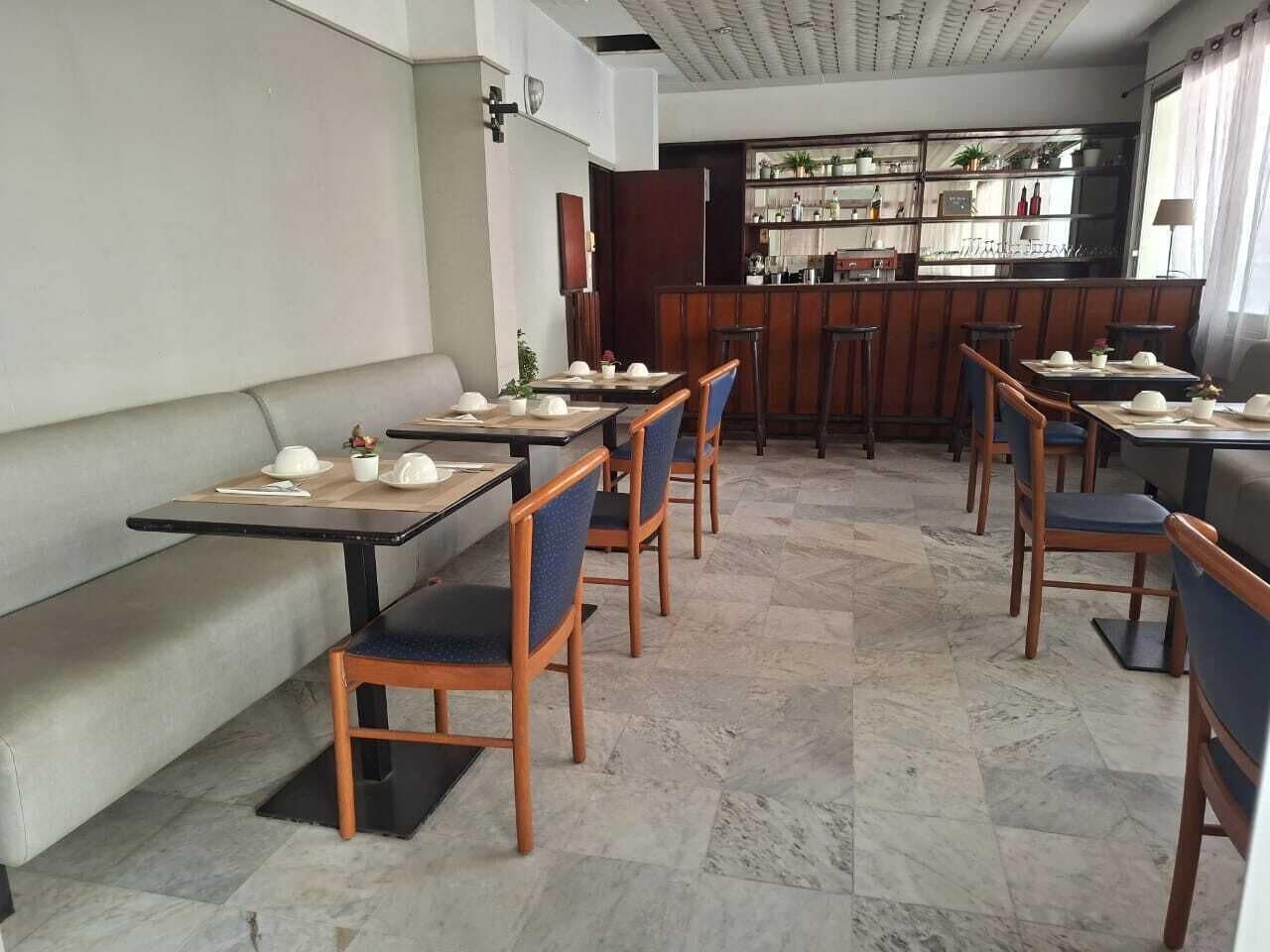 Daily continental breakfast (EUR 4000 per person)