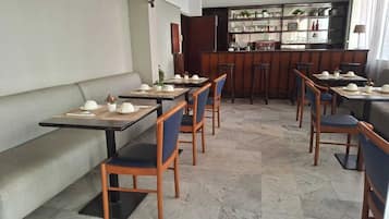 Daily continental breakfast (EUR 4000 per person)