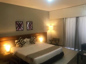 Habitación clásica con 2 camas individuales, balcón, vistas a la ciudad | Wifi gratis