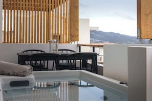 Outdoor dining - Seabreeze Paleros  Modern first floor apartment with jacuzzi (Paleros)