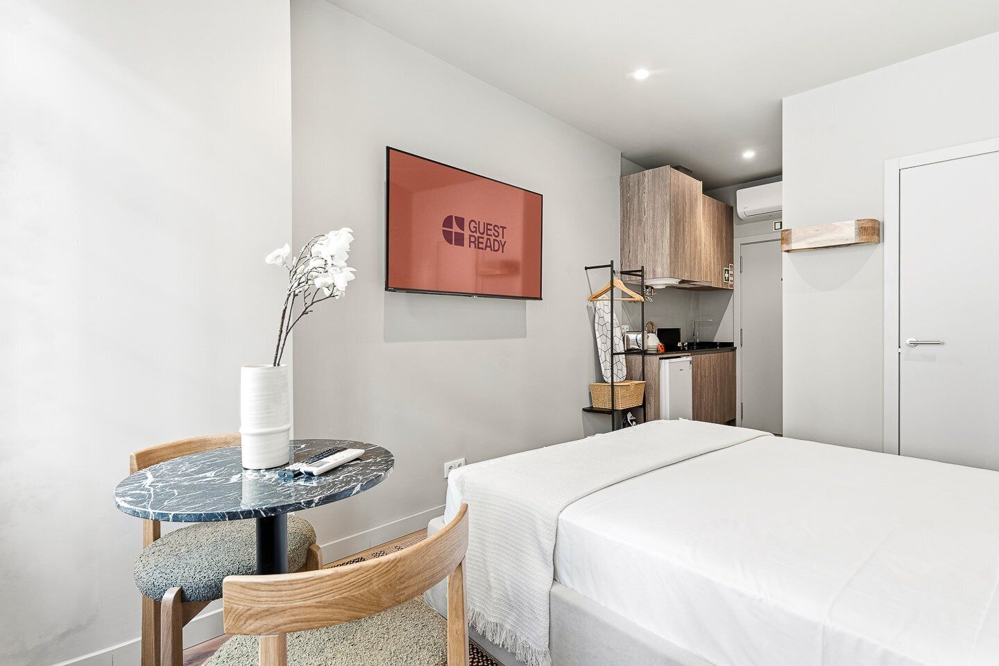 Studio (Studio with Street View)