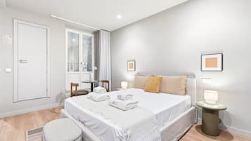 Studio (Standard Studio) | Skrivebord, skrivebord for bærbar PC og strykejern/-brett