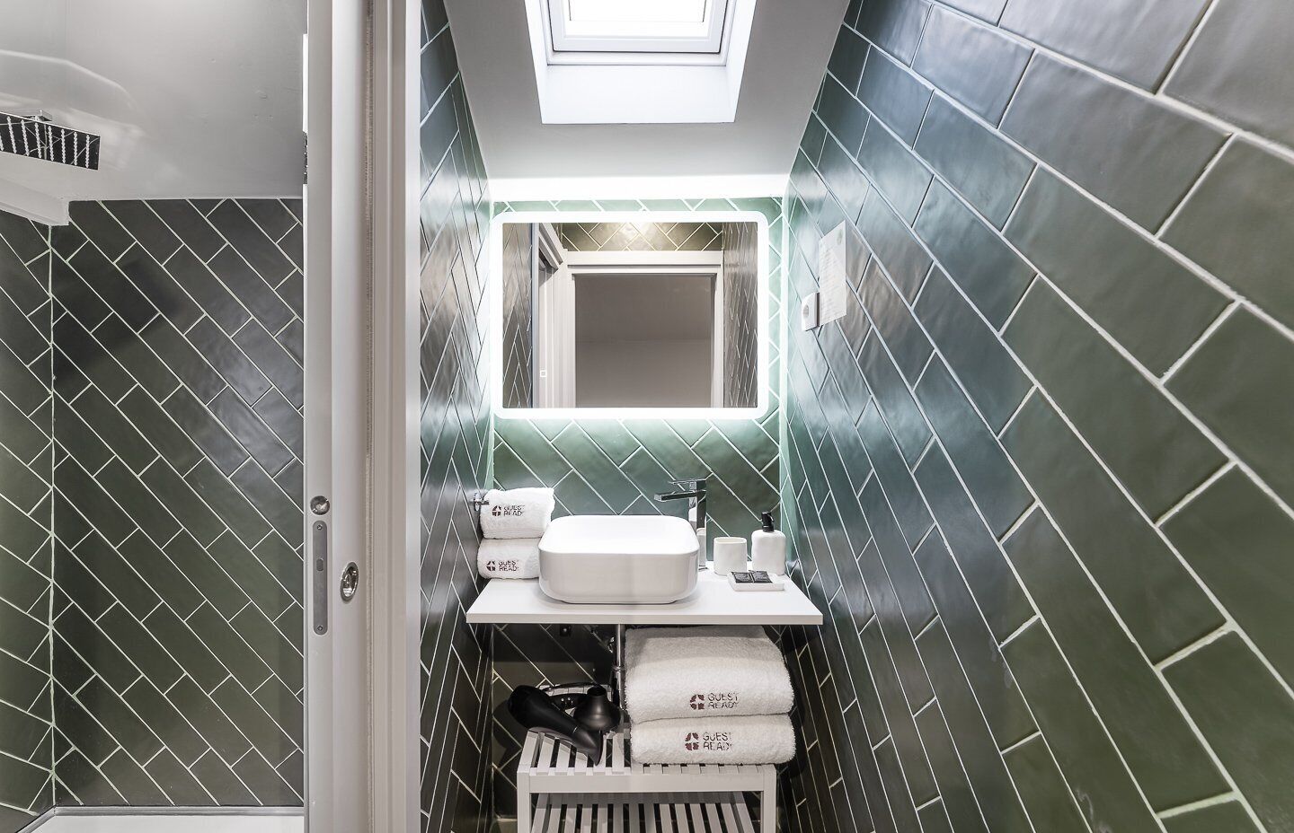 Studio (Studio Apartment) | Bathroom | Shower, hair dryer, towels, soap