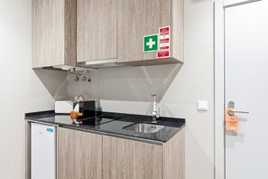 Studio (Standard Studio) | Private kitchen | Mini-fridge, microwave, coffee/tea maker, electric kettle - Guestready - The Cats Studios (Porto)