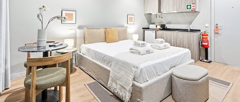 Studio (Standard Studio) | Desk, laptop workspace, iron/ironing board, free WiFi