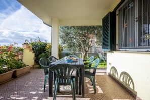 Outdoor dining - GuestHost - Relax & Fun Home between sea & city (Sinnai)