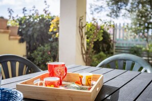 Outdoor dining - GuestHost - Relax & Fun Home between sea & city (Sinnai)