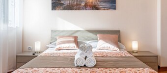 GuestHost - Relax & Fun Home between sea & city