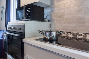 Réfrigérateur, micro-ondes, grille-pain