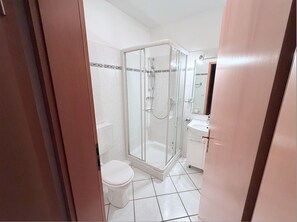Shower, hair dryer, towels - Apartment 2 - close to the beach up to 4 persons bright, friendly apartment - (Cuxhaven)