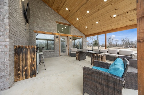 Spacious home for 12! Less than 5 minutes to Nichols Point Boat Ramp!