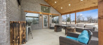 Spacious home for 12! Less than 5 minutes to Nichols Point Boat Ramp!