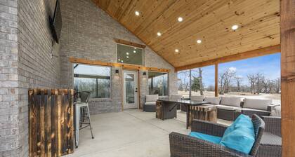 Spacious home for 12! Less than 5 minutes to Nichols Point Boat Ramp!