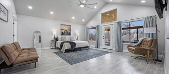Spacious home for 12! Less than 5 minutes to Nichols Point Boat Ramp!