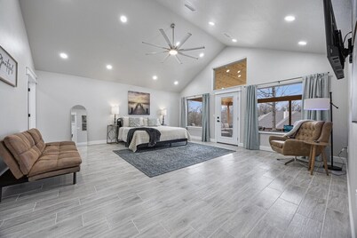 Spacious home for 12! Less than 5 minutes to Nichols Point Boat Ramp!