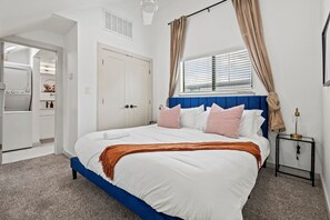 Desk, free WiFi, bed sheets - Oak Lawn 1 Bed Loft I Hospitals & Nightlife (Dallas)