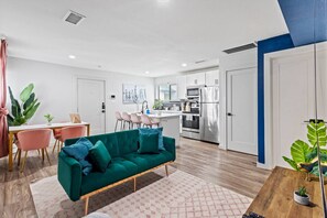 Smart TV - Cozy 1BR w/ Parking in Oaklawn Near Hospitals & DT (Dallas)