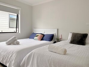 Desk, iron/ironing board, travel cot, free WiFi - Alluvial New Build - Huge Backyard & Deck, 6 Baths (Auckland)